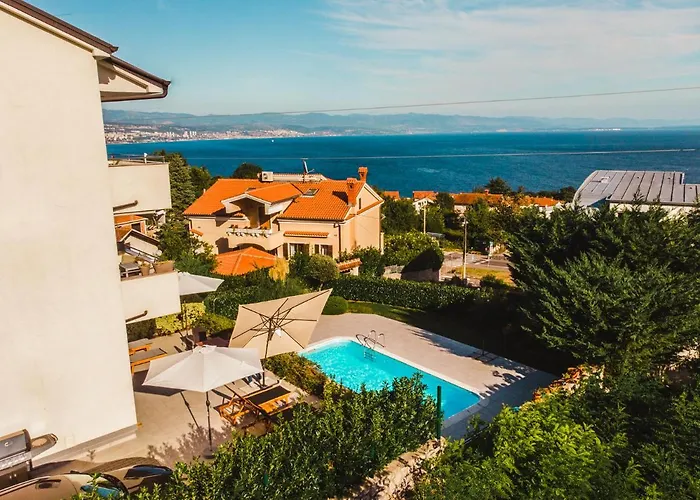 Lägenhet Panoramic Sea View And Pool Opatija